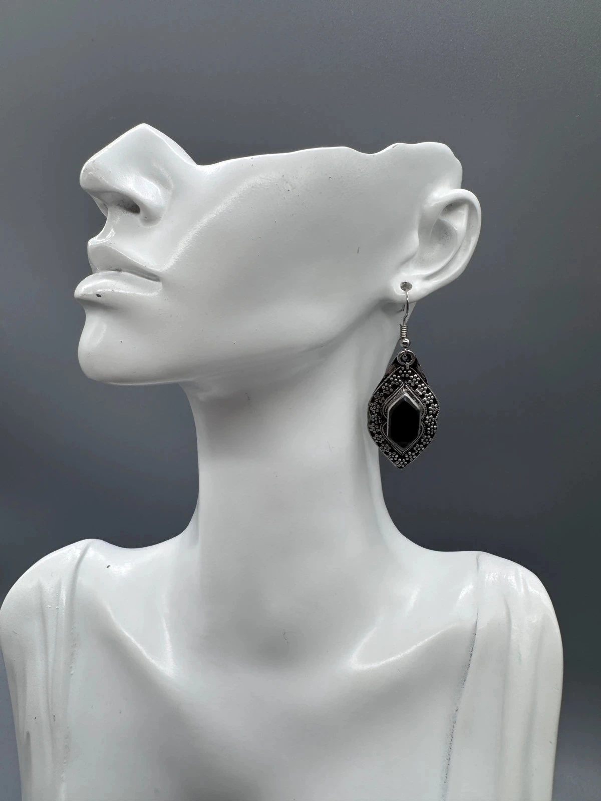 Boucles d’oreilles pierre agate noir en Gillet (taille longueur 55.39mm)